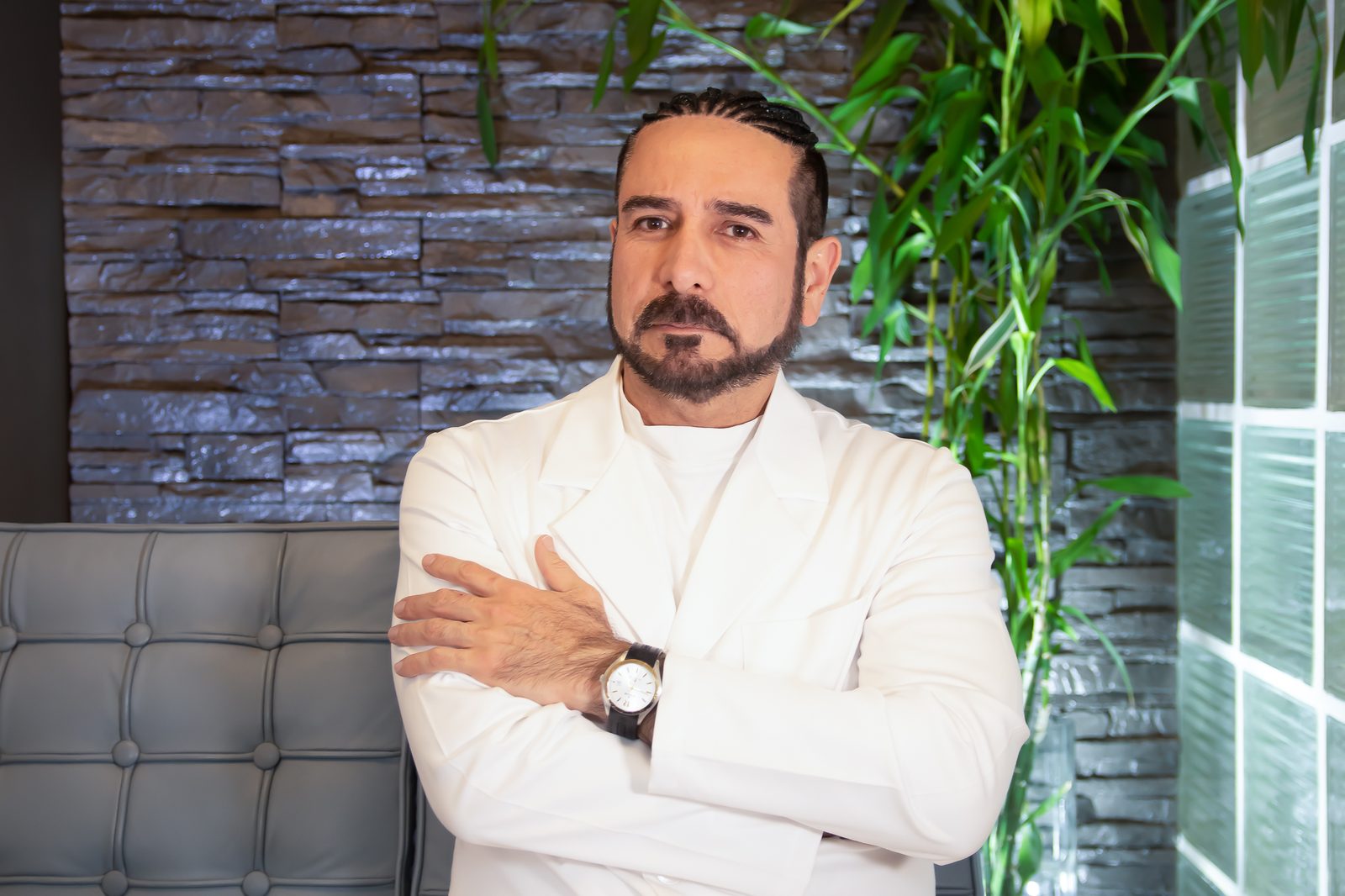 Dr. David Ruiz Vela en su consultorio